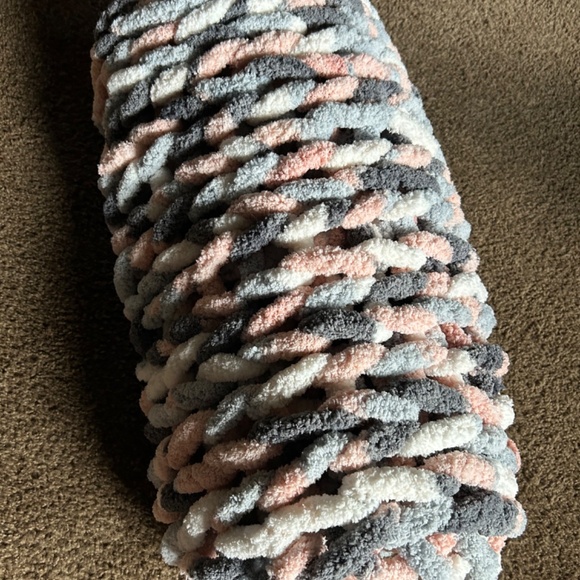 HANDMADE Chunky Blanket - Picture 2 of 4